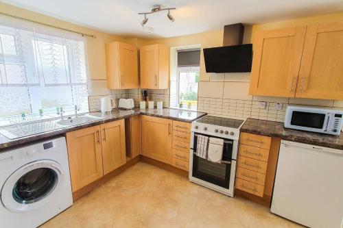 Una cocina o kitchenette en Captivating 1-Bed Apartment in Stroud