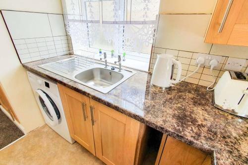 Η κουζίνα ή μικρή κουζίνα στο Captivating 1-Bed Apartment in Stroud