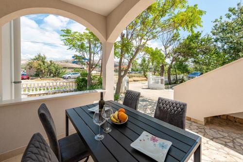 Apartmani Curic beachfront by Pag tours