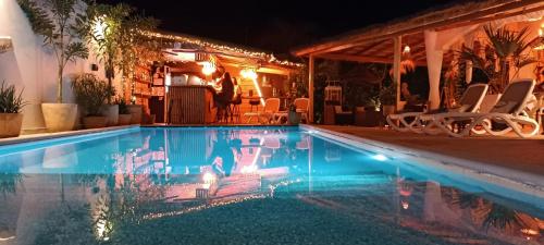 una piscina por la noche con sillas alrededor en Villa Chanalu, en Ngaparou