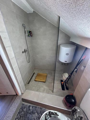 uma casa de banho com um chuveiro e um lavatório. em Queen Katarina Sarajevo em Sarajevo