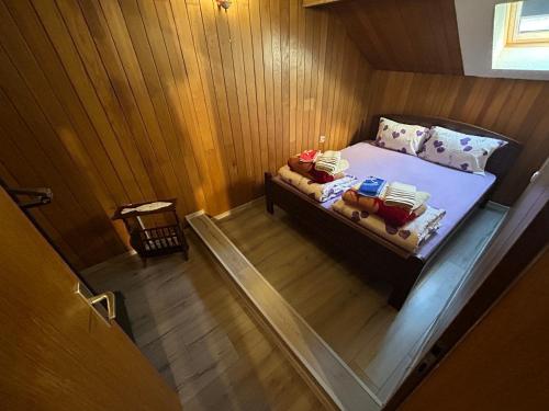 uma vista superior de uma cama num quarto em Queen Katarina Sarajevo em Sarajevo