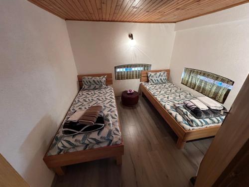 duas camas num quarto ao lado um do outro em Queen Katarina Sarajevo em Sarajevo