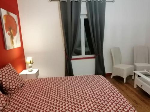 Postel nebo postele na pokoji v ubytování Maison de ville rénovée au cœur du Cotentin.