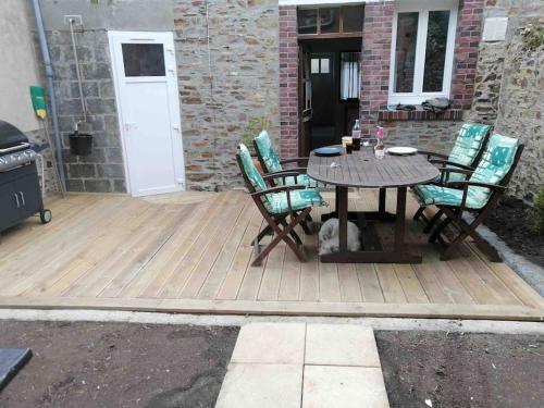 Patio nebo venkovní prostory v ubytování Maison de ville rénovée au cœur du Cotentin.