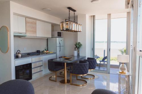 a kitchen with a table and chairs in a room at Departamento chic Costanera Posadas in Posadas