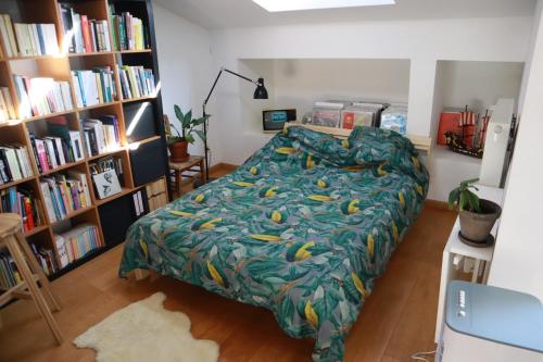 a bedroom with a bed with a bedspread with bananas on it at Appartement 2 chambres grande terrasse centre de Bruxelles in Brussels