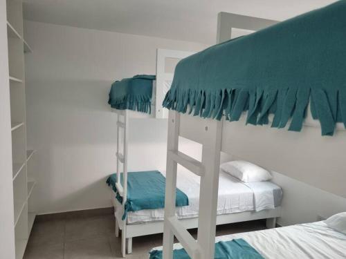 1 dormitorio con 2 literas en una habitación en Casa de Playa en Puerto Viejo, en San Antonio