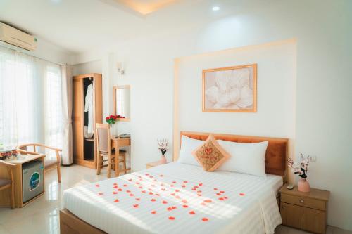 um quarto com uma cama e uma televisão em Victoria Hotel Me Tri em Hanói