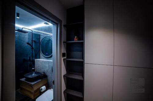 a small bathroom with a sink and a mirror at Elite Studio Apartament in Câmpulung Moldovenesc