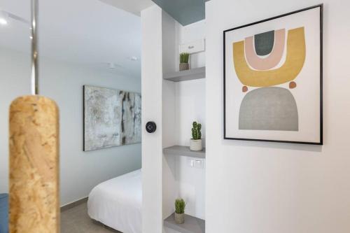 1 dormitorio con 1 cama y una foto en la pared en Estudio moderno y acogedor en Madrid Rio nº4 en Madrid