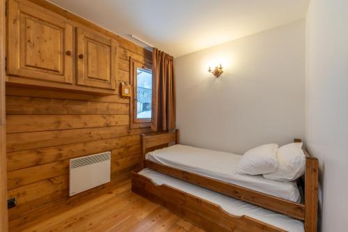 a small bedroom with a bed and a window at Apartement Bec D1 - Happy Rentals in Chamonix