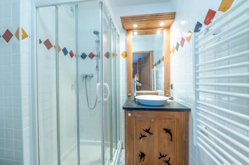 a bathroom with a sink and a glass shower at Apartement Bec D1 - Happy Rentals in Chamonix