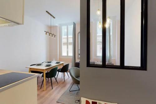 une cuisine et une salle à manger avec une table et des chaises dans l'établissement 5PAV Charmant T2 centre de Marseille, à Marseille