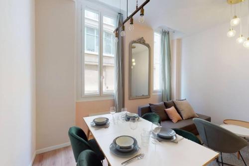 un salon avec une table, des chaises et un canapé dans l'établissement 5PAV Charmant T2 centre de Marseille, à Marseille