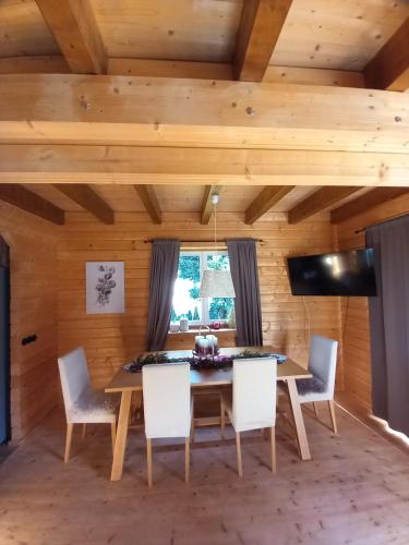 una sala da pranzo con tavolo e sedie di Gemütliches Holzhaus in Gamlitz! a Gamlitz