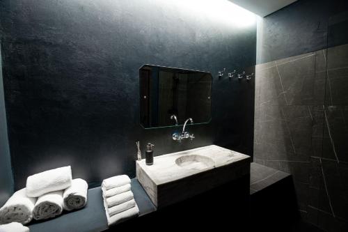 y baño con lavabo, espejo y toallas. en Babel, en Oporto