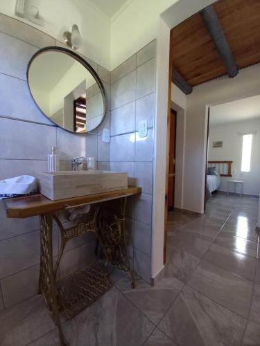 a bathroom with a sink and a mirror on the wall at La Rosa del Azafrán - Alojamiento Rural - Ranchos de Vacaciones en Entre Ríos in San José