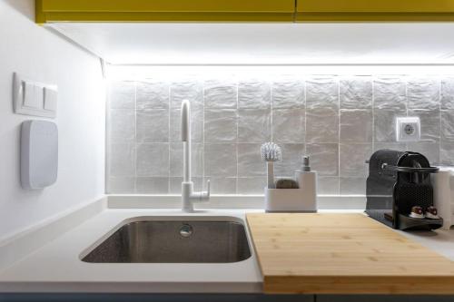 a kitchen with a sink and a counter top at Estudio moderno y acogedor en Madrid Rio nº5 in Madrid