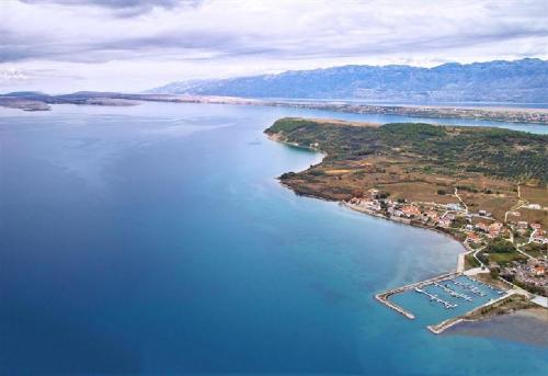 eine Luftansicht eines großen Wasserkörpers in der Unterkunft Holiday home Šenta in Ljubač