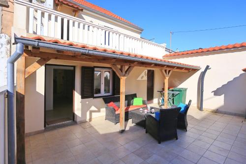 eine Pergola auf einem Haus mit einer Terrasse in der Unterkunft Holiday home Šenta in Ljubač