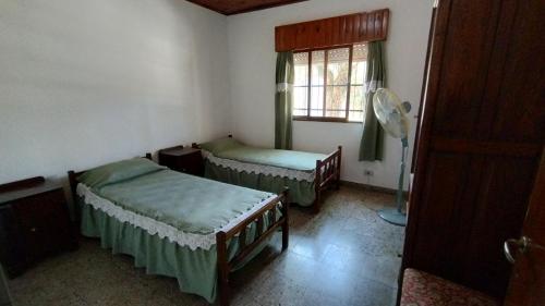 Pokój z 2 łóżkami i oknem w obiekcie Lo de Silvia w mieście Gualeguaychú