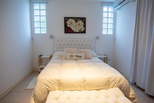 a bedroom with a bed with a yellow comforter at TIDES Apart de playa in Ostende