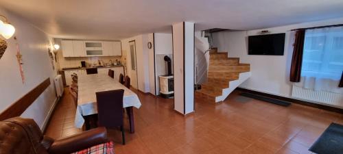 パルティニシュにあるCabana Alinaのリビングルーム(テーブル付)、キッチン、階段