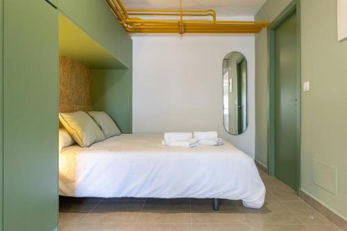 a bedroom with a bed with two towels on it at Estudio moderno y acogedor en Madrid Rio nº7 in Madrid