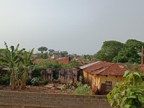 een groep oude gebouwen in een dorp bij Appat'Adjanohoun in Ouidah