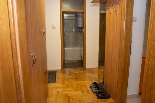 ein Paar Schuhe liegen auf dem Boden in einem Zimmer in der Unterkunft Apartman Red Rose in Banja Luka