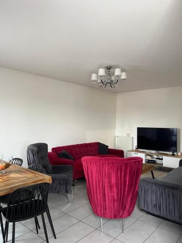uma sala de estar com um sofá vermelho e uma televisão em Joliette , 4 chambres, wifi em Marselha