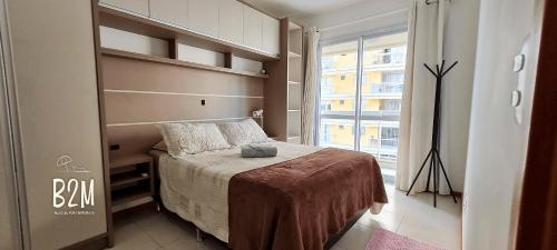 - une petite chambre avec un lit et une fenêtre dans l'établissement Beto Carrero, Praia, Piscina, Lazer, à Penha