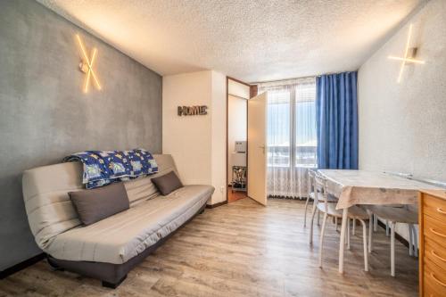 un salon avec un canapé et une table dans l'établissement Giffre, à Samoëns