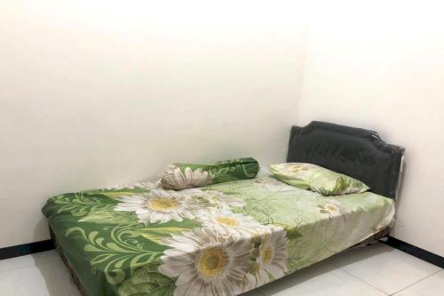 un letto in una camera con due cuscini sopra di OYO Life 2678 Manyar Guest House a Surabaya