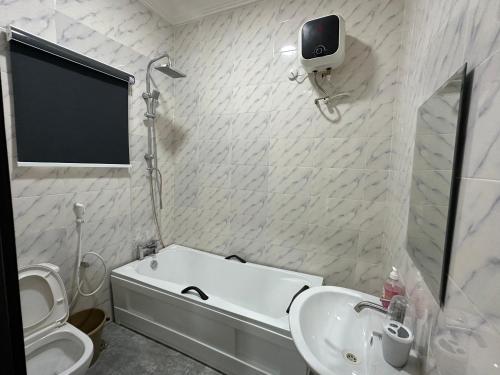 La salle de bains est pourvue d'une baignoire, d'un lavabo et de toilettes. dans l'établissement Wilton Flat, Rathode Apartments, Lagos Business School, Alasia, à Lekki