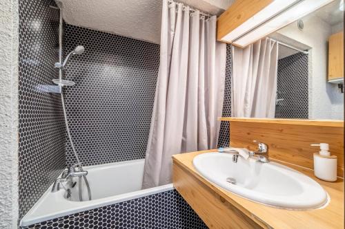 y baño con lavabo y bañera. en Giffre, en Samoëns