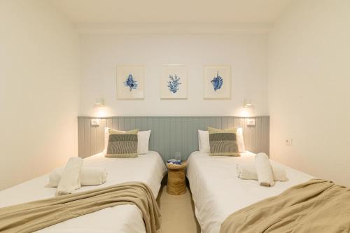 two beds sitting next to each other in a room at HORIZON VACATION HOME - Firstline Las Burras in San Bartolomé de Tirajana