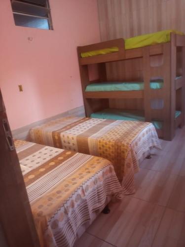 巴雷里尼亞斯的住宿－Casa da Edileusa，一间客房内配有两张双层床的房间