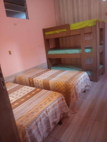Habitación con 2 literas en una habitación en Casa da Edileusa en Barreirinhas