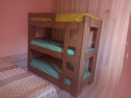 巴雷里尼亞斯的住宿－Casa da Edileusa，一张木制双层床,在房间内配有四张双层床