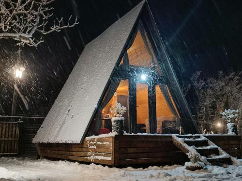 mała chatka na śniegu z nocą w obiekcie LabosCottages w mieście Surami