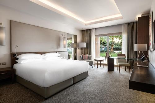 Postel nebo postele na pokoji v ubytování Dusit Thani LakeView Cairo