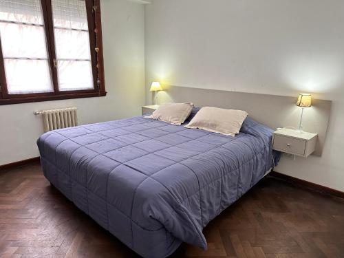 1 dormitorio con 1 cama azul grande y 2 almohadas en Mar del plata departamento 4 personas en Mar del Plata