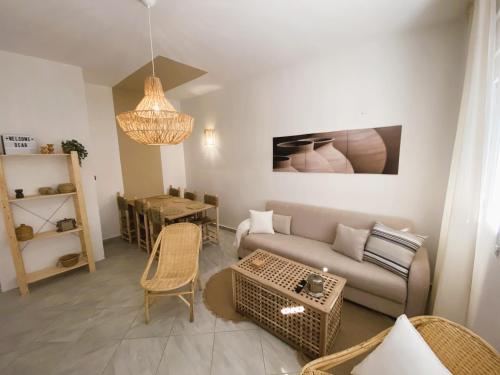 een woonkamer met een bank en een tafel bij Beautiful Apartment with Private Rooftop Terrace in Tanger