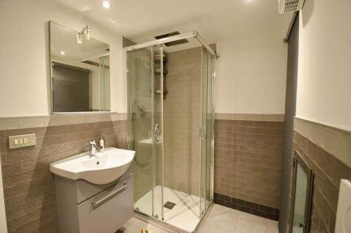 uma casa de banho com uma cabina de duche em vidro e um lavatório. em Poetico Monolocale Indipendente nell’Antico Pastificio em Roma