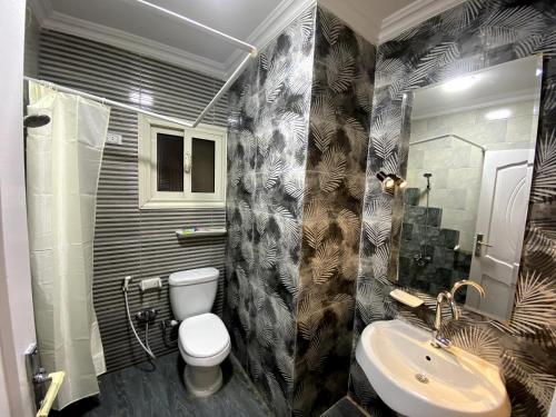 a bathroom with a toilet and a sink at شقة فندقية بالمعادى 116 in Cairo