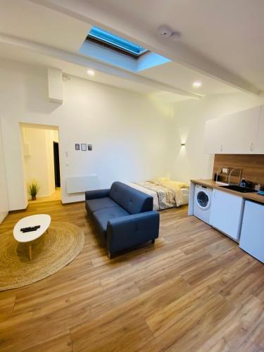 un salon avec un canapé et une table dans l'établissement Studio avec terrasse centre historique, à Périgueux