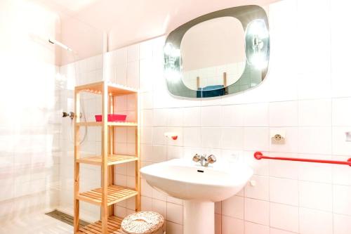 uma casa de banho com um lavatório e um espelho em Maison de 3 chambres avec jardin clos et wifi a Ceret em Céret