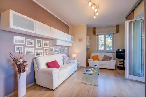 - un salon avec un canapé blanc et une table dans l'établissement Alelù Classy And Chic Apartment - Happy Rentals, à Stresa